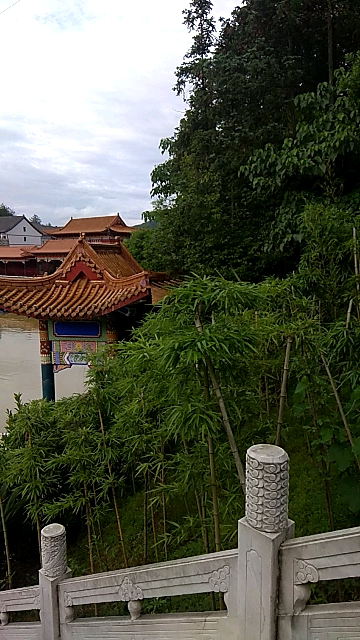 下雨就去旅行，