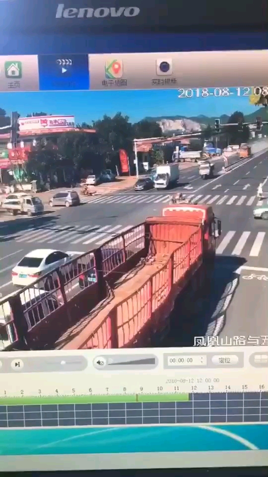 小轎車直接癟了