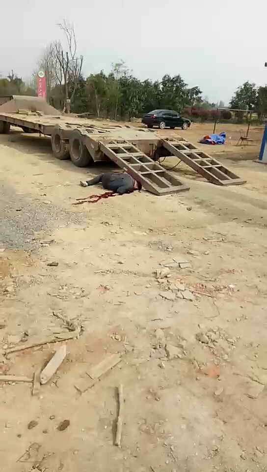 怎么回事，爬梯砸這板車駕駛員了