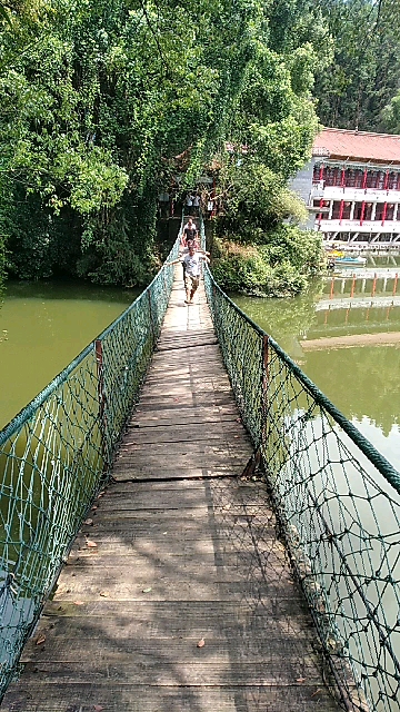 不下雨也要去旅行！两台车八个人！吃了两餐饭还玩了！一个人