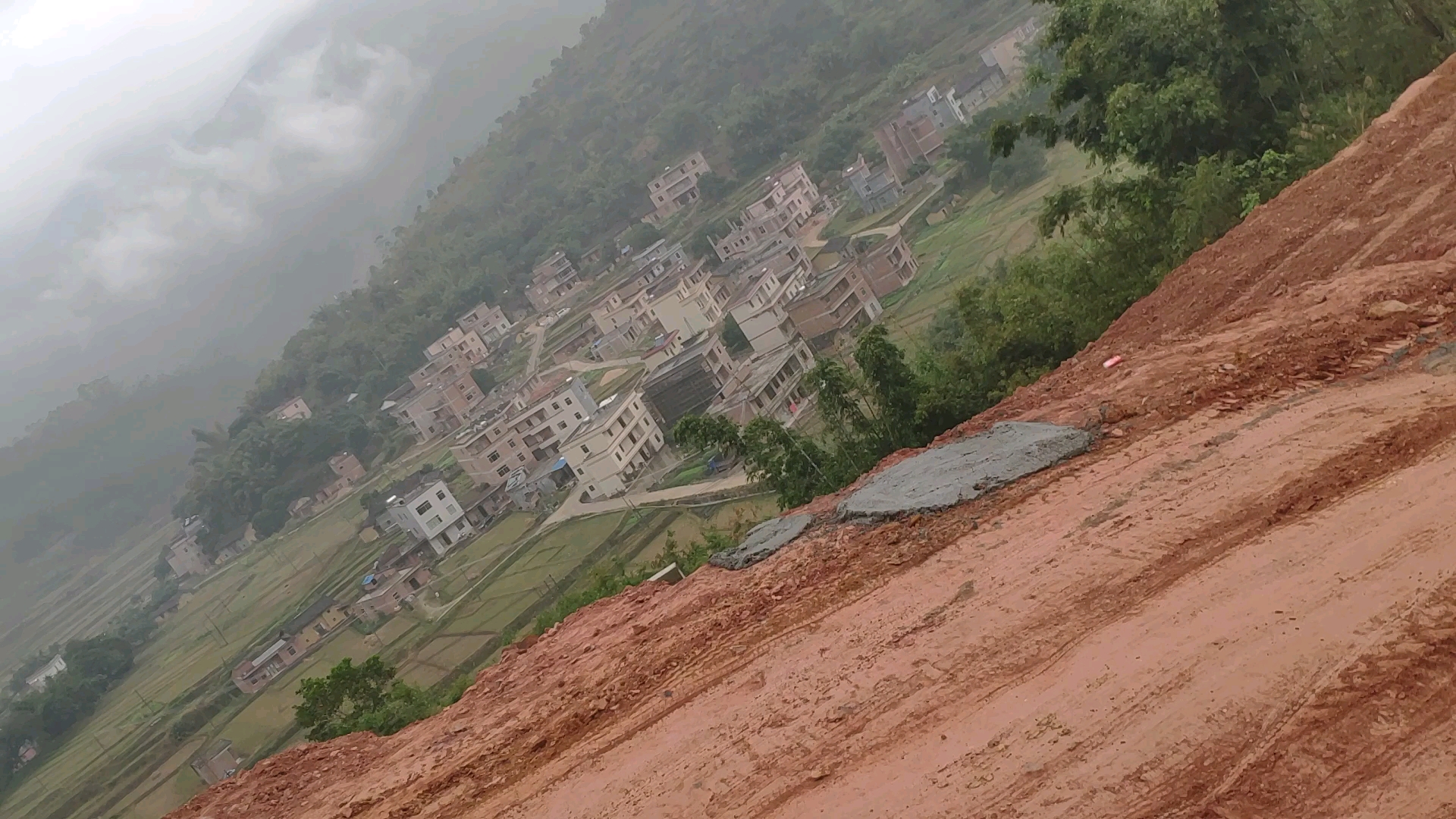 老天下雨了，休息