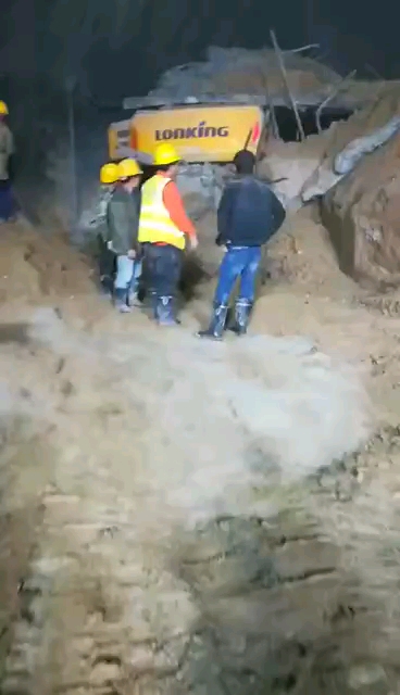 什么情況？被壓頂拍扁了
