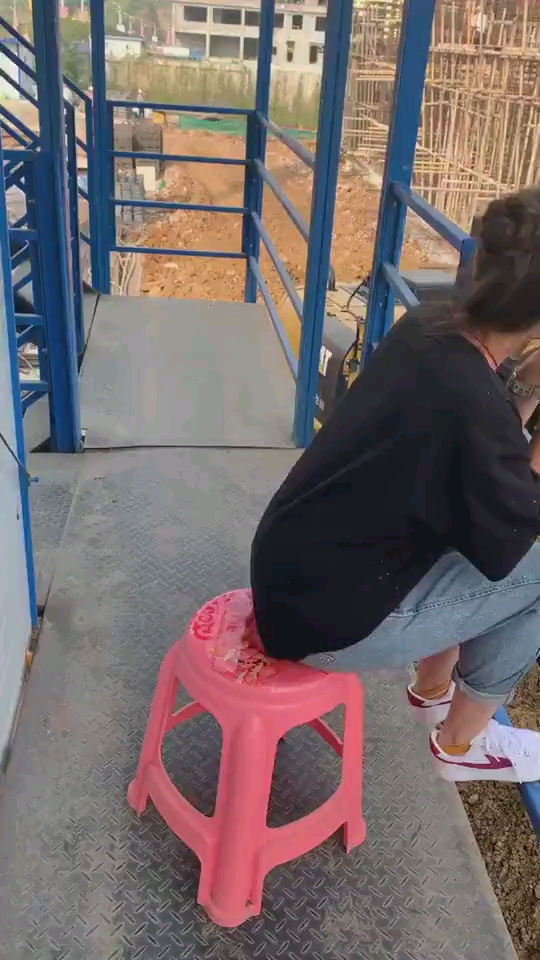 坐著干啥？影響我干活的注意力。
