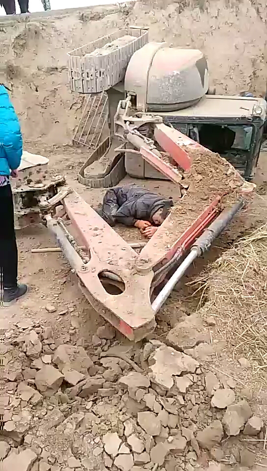 好像拉挖機(jī)的板車翻了。