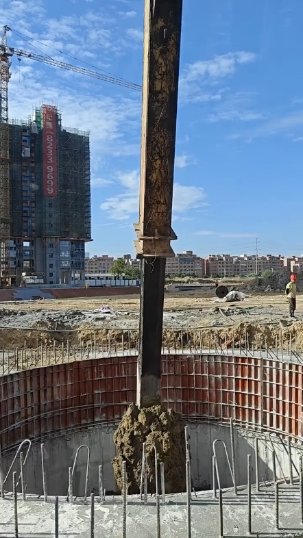 【伸缩臂挖沉井】