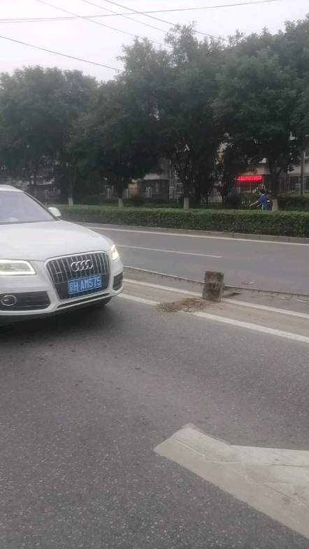 開車注意安全把欄桿撞歪了-帖子圖片