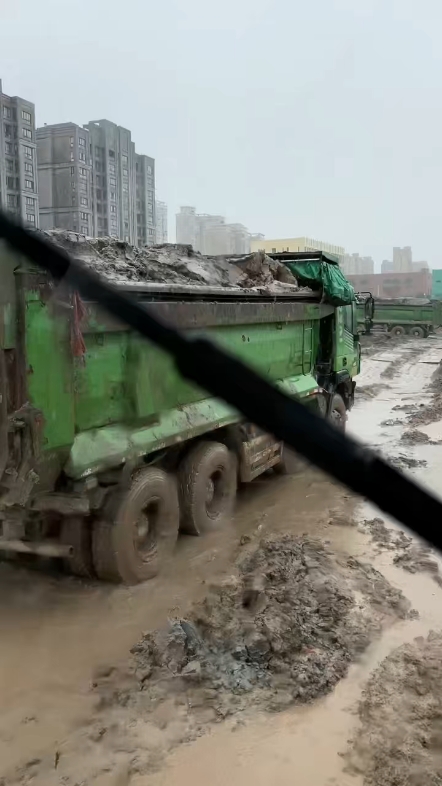 风雨不停，雨越大干的更有劲