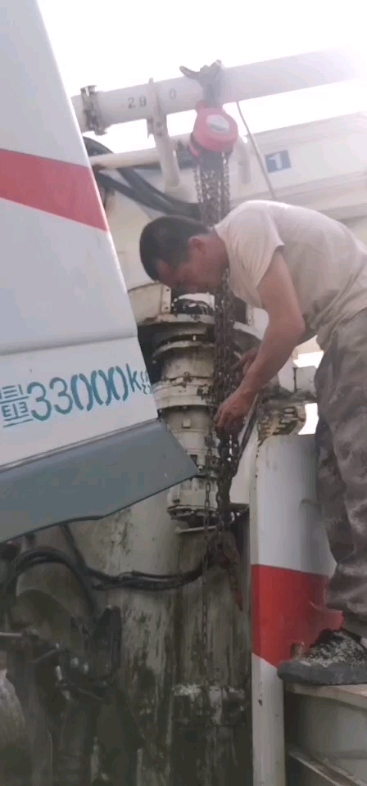 7    中联47米泵车回转机箱维修