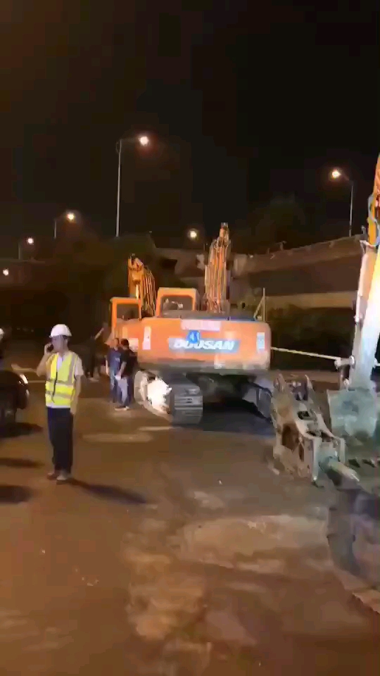 挖掘機(jī)己陸續(xù)就位。