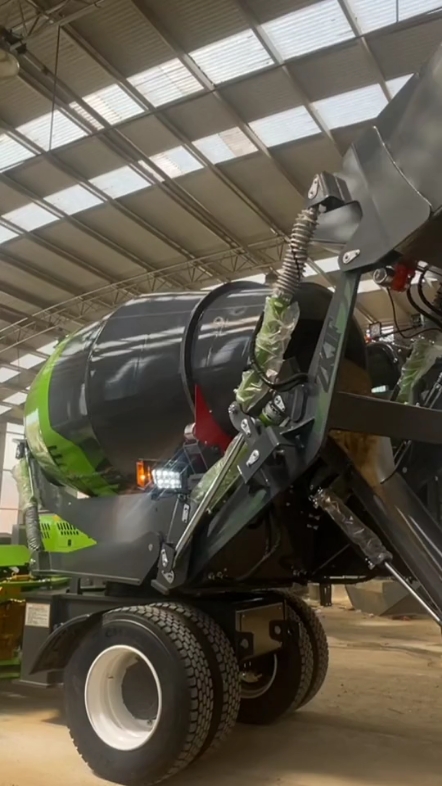 自动上料混凝土搅拌车源头生产厂家，一台也是批发价