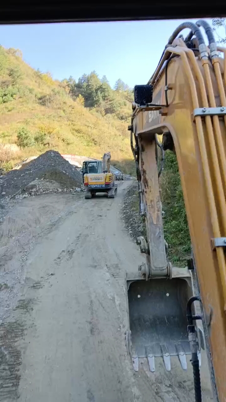 西气东输一点小活这么多车，这阵仗