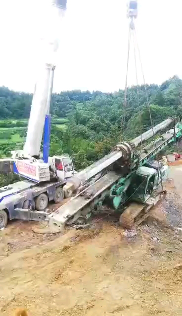那家伙爬著跑