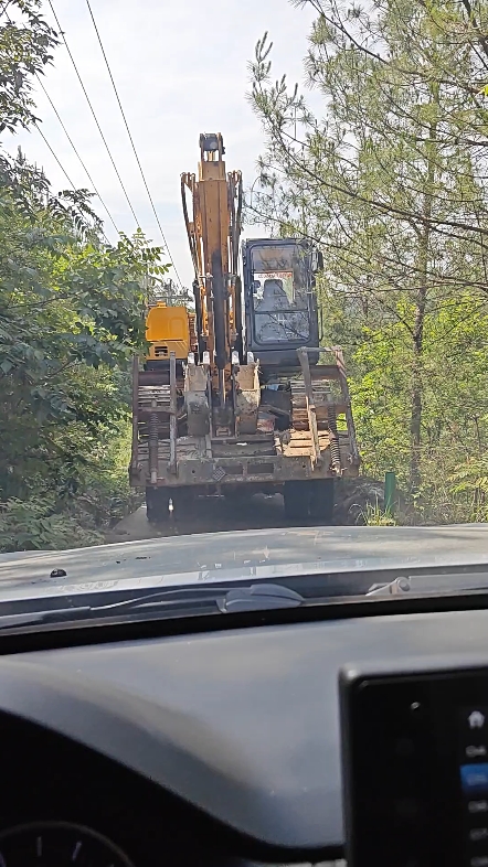 单桥拖1字头挖机走乡村公路好危险