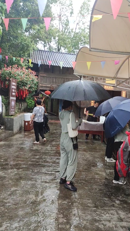 下雨没活就去旅行