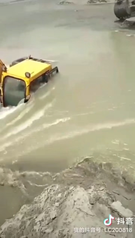 这个挖机驾驶员厉害👍，牛X