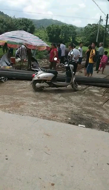 突发，装在后推车上的钢筋掉落砸在骑摩托车的两名农民工身上