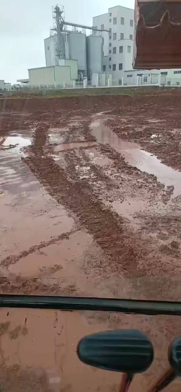 下过雨的工地