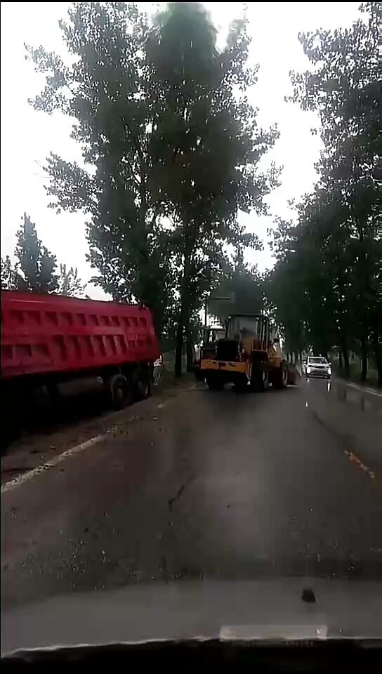 雨天路滑，行車注意安全，開鏟車去救援中