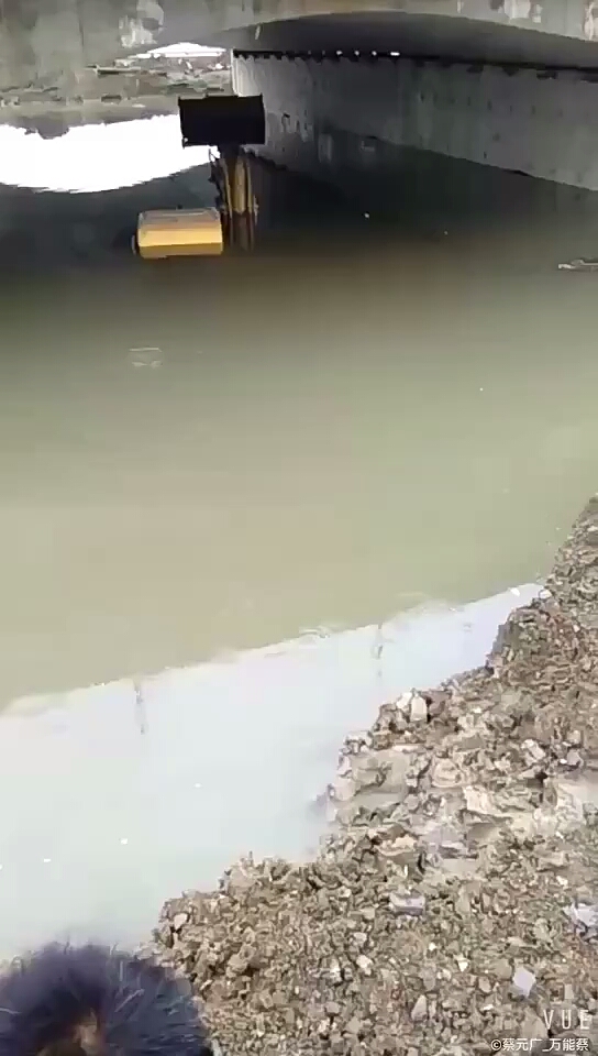 下這么大雨讓我來修挖機，挖機還露個大臂，我還能次猛子下去