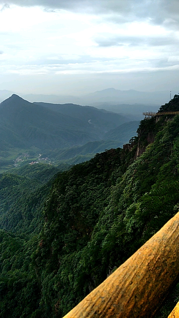 明月之巅之下雨就出去旅行。