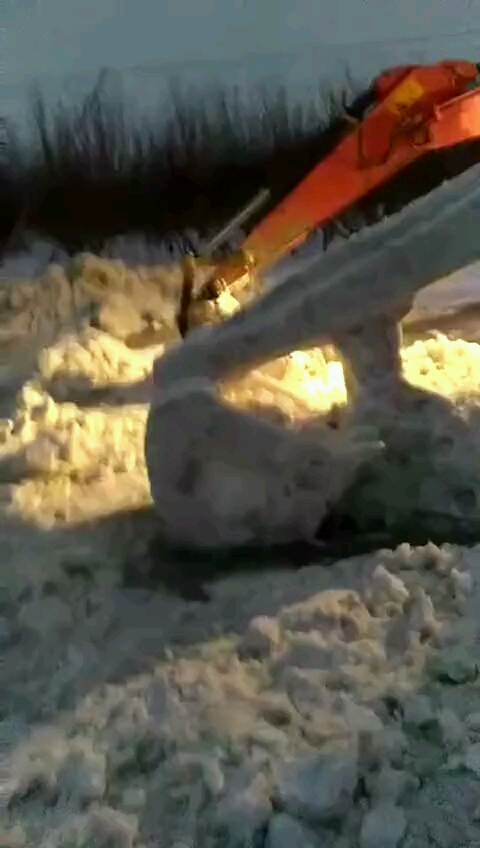 感觉堆雪人太弱了，就堆了个1:1的挖掘机