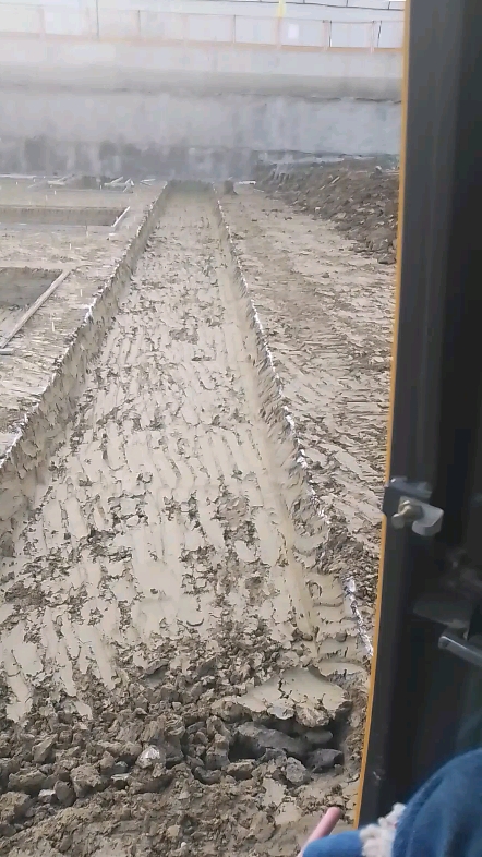 挖基础