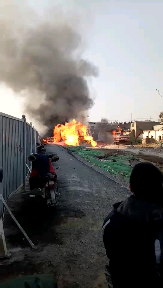 拌和機(jī)打到地下電纜