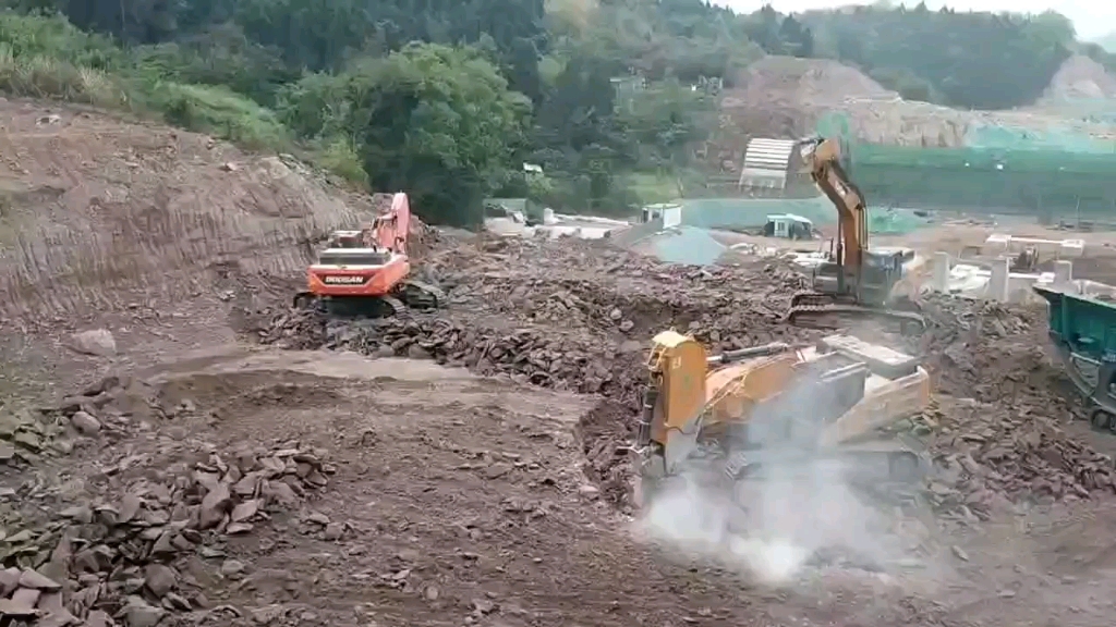 这个装甲挖机看起来好搞笑