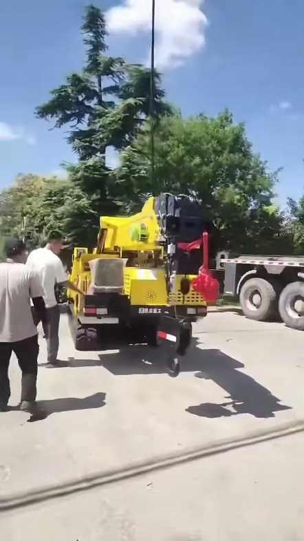 两台八吨蜘蛛吊车已送达