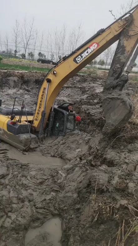 挖掘机陷到泥里出不来了