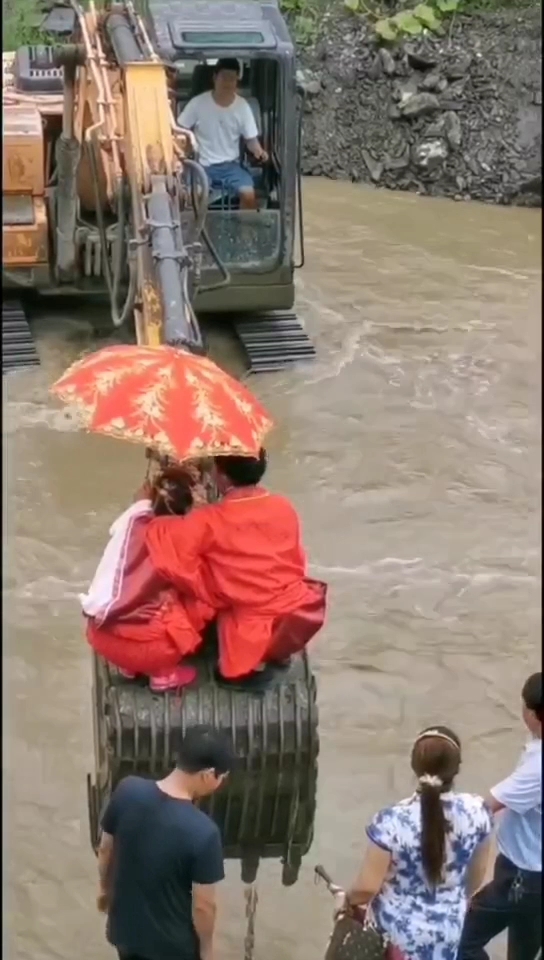 【視頻大賽】娶親路上遇洪水，挖機(jī)化身鵲橋太硬核！