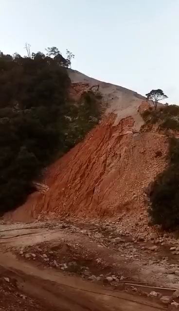 眼瞅著挖機(jī)滾下山坡