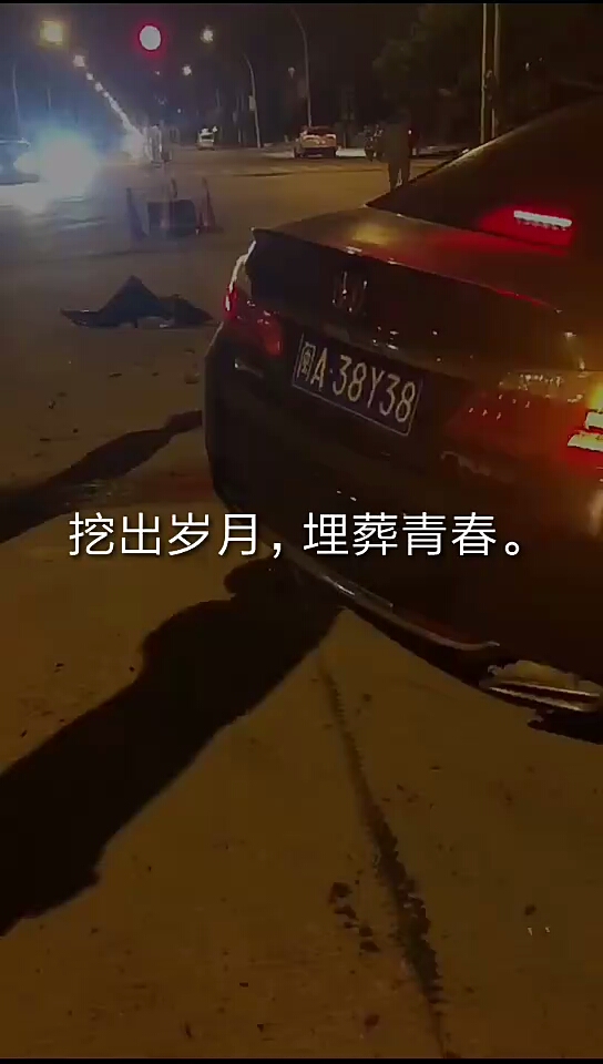 轎車和鏟車撞上了，直接報廢太慘了！