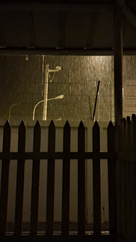 一整夜都在下雨
