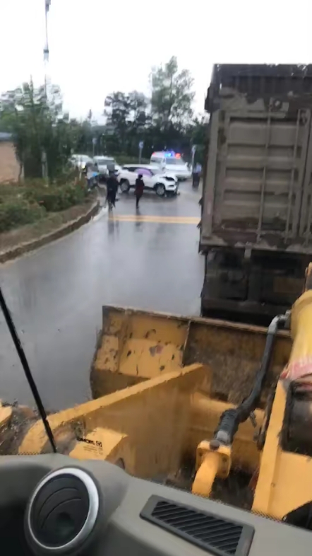 下雨了堵个车