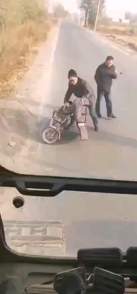 快打110,這貨碰瓷挖機(jī)里