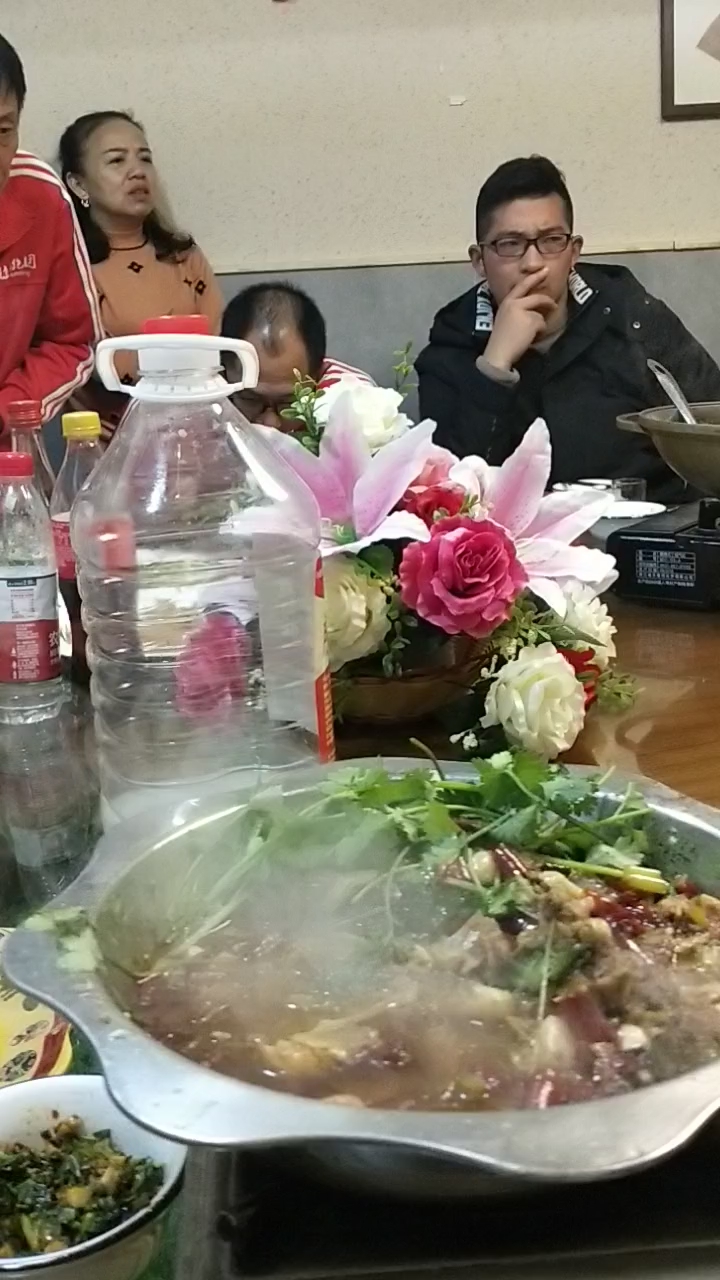 十堰馬拉松我們來了，大盤菜大鍋面吃的飽飽滴，明天加油[表情]