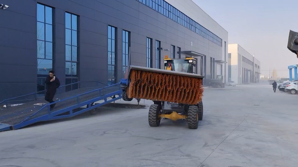 悬浮式扫雪装载机前进式滚刷扫雪器带偏摆功能