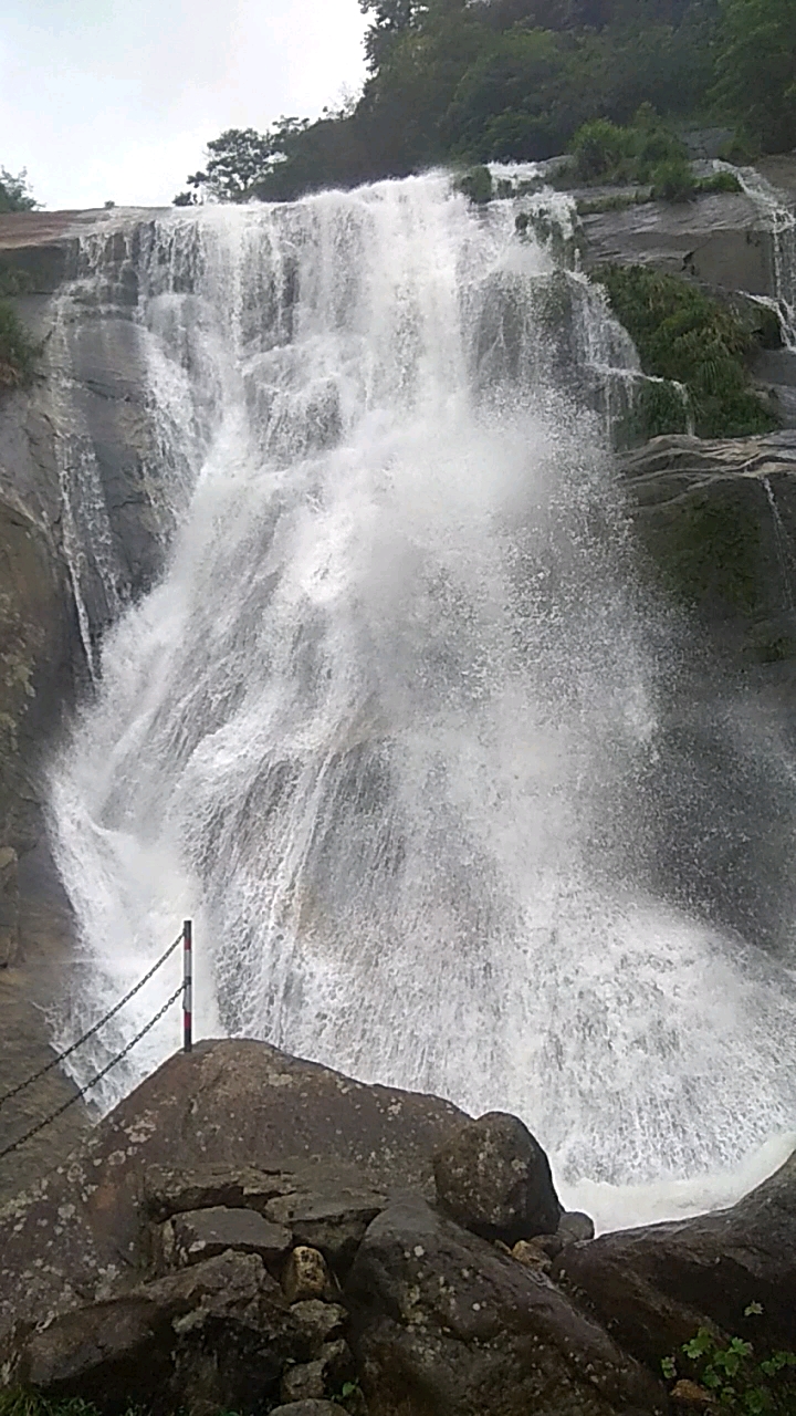 今天下大雨跟哥们出来旅游旅游！