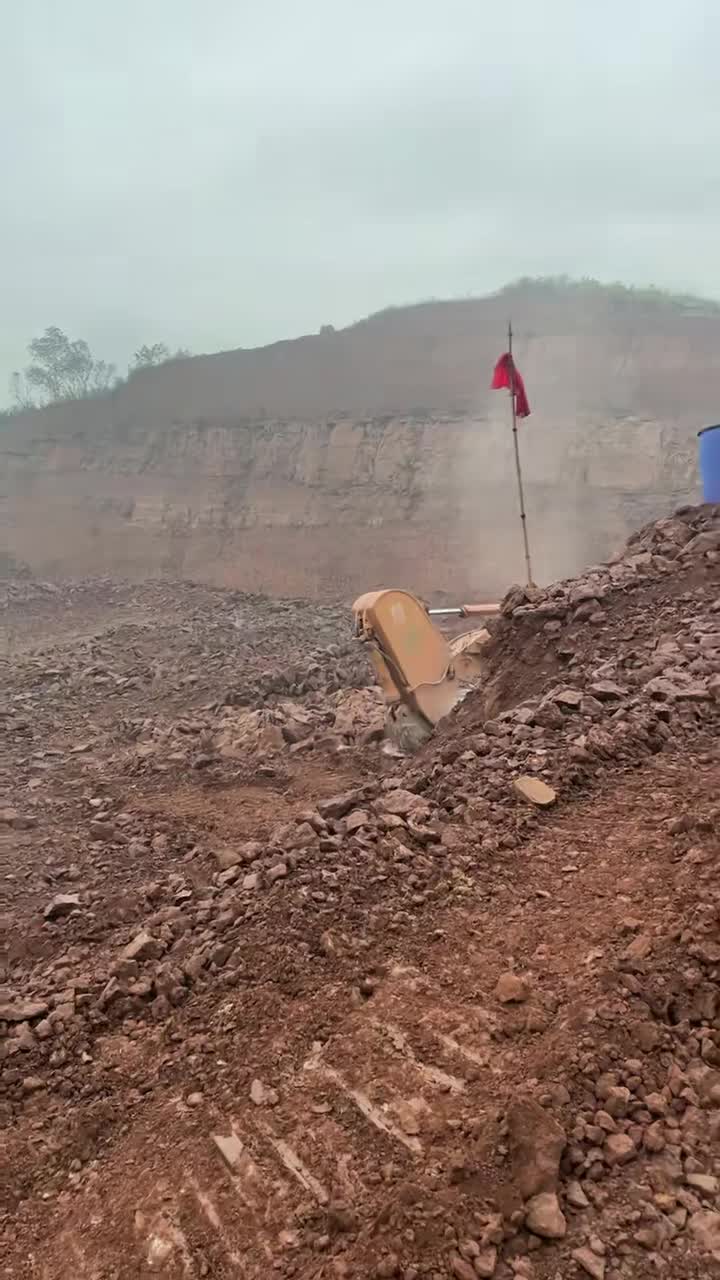 修路出動10+臺挖機平上線一座山