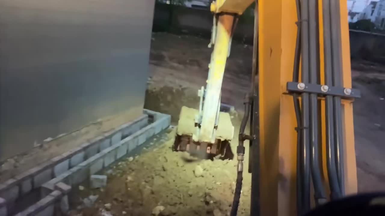 挖墻腳