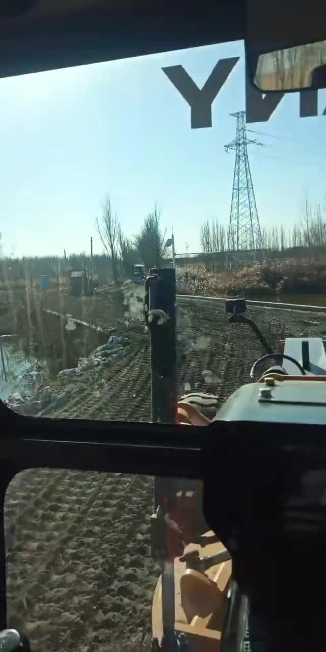 沿河道路