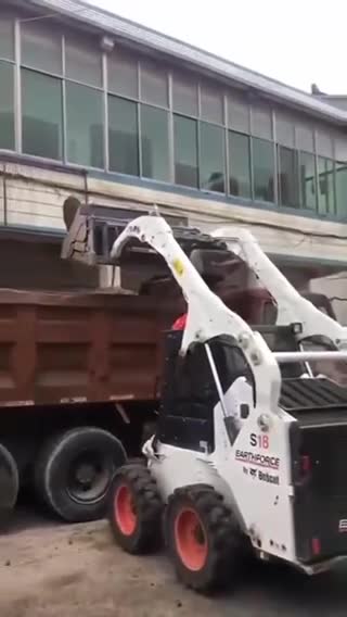小剛炮山貓滑移裝載機(jī)