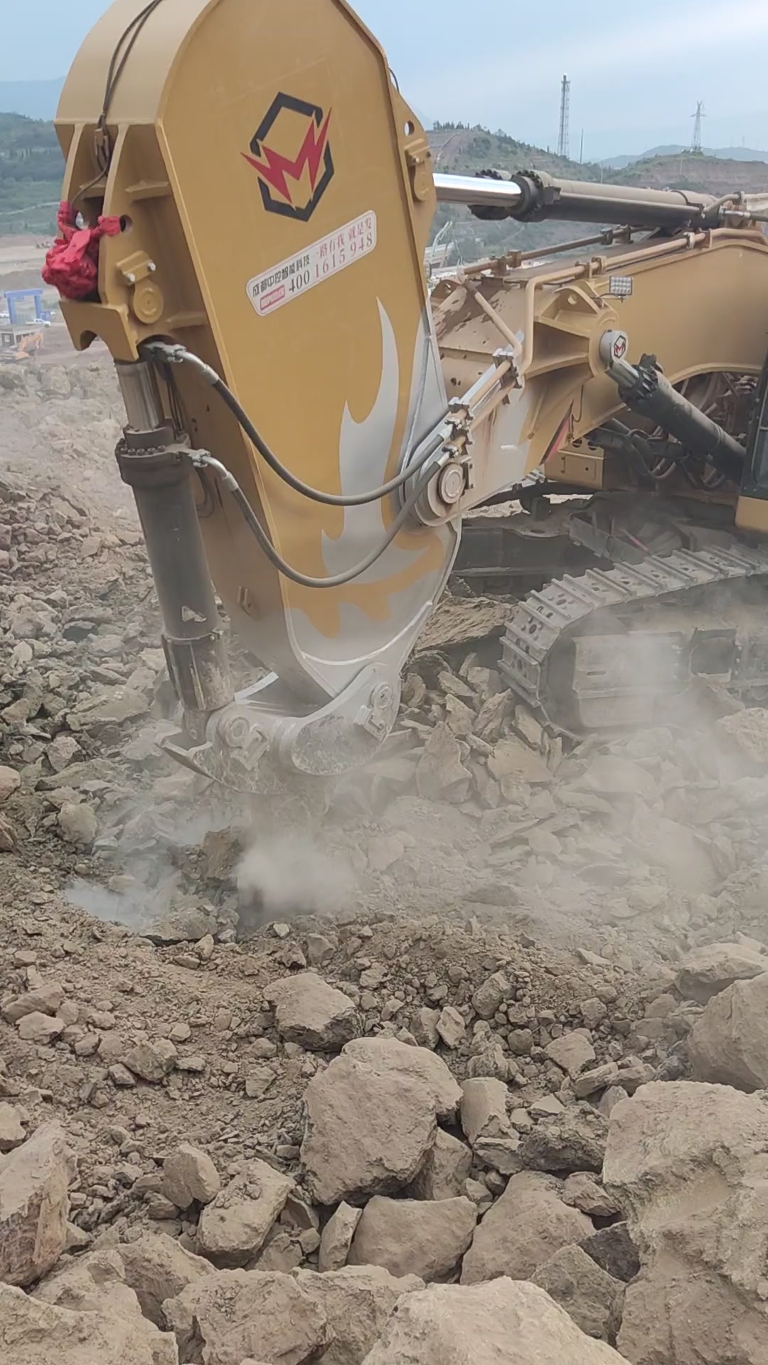 今天帶大家看看中挖暴烈臂（巖石臂）挖掘機(jī)的作業(yè)效果如何-帖子圖片