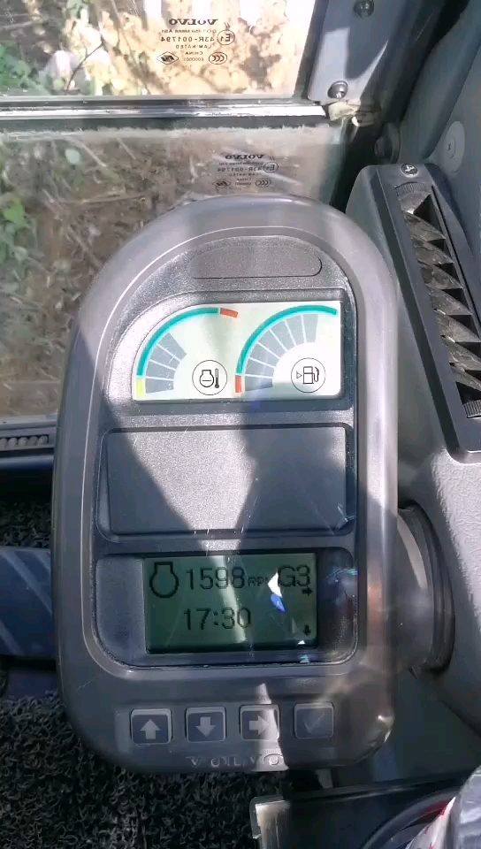 沃尔沃210，机油压力警示灯报警是什么问题？求解。