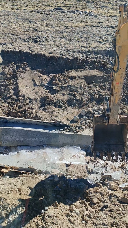 挖河里面结冰的部分，西藏