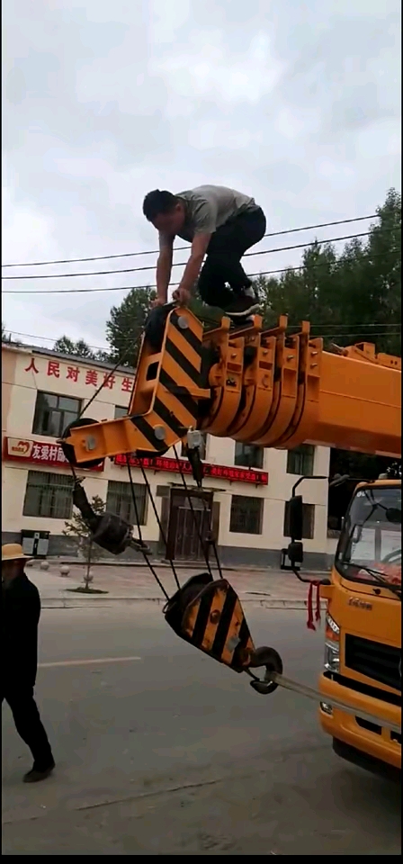 森源售后在青海湟中縣友愛(ài)村修吊車！