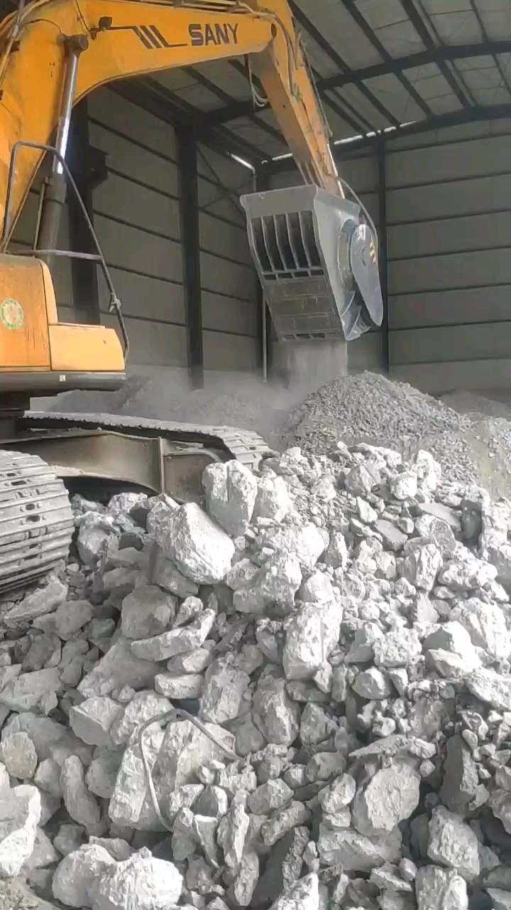 挖机粉碎斗出租，机动性强现场加工各种建渣混凝土块粉碎再生