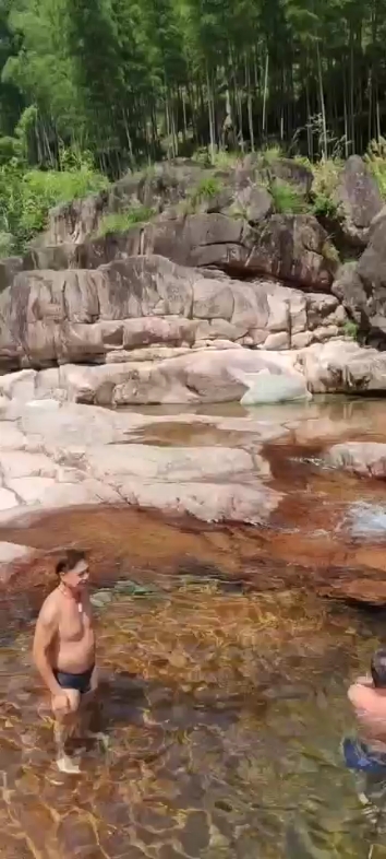 打卡网红游泳池