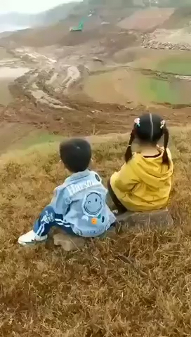 作为一名开挖掘机的父亲，孩子们从小培养吧